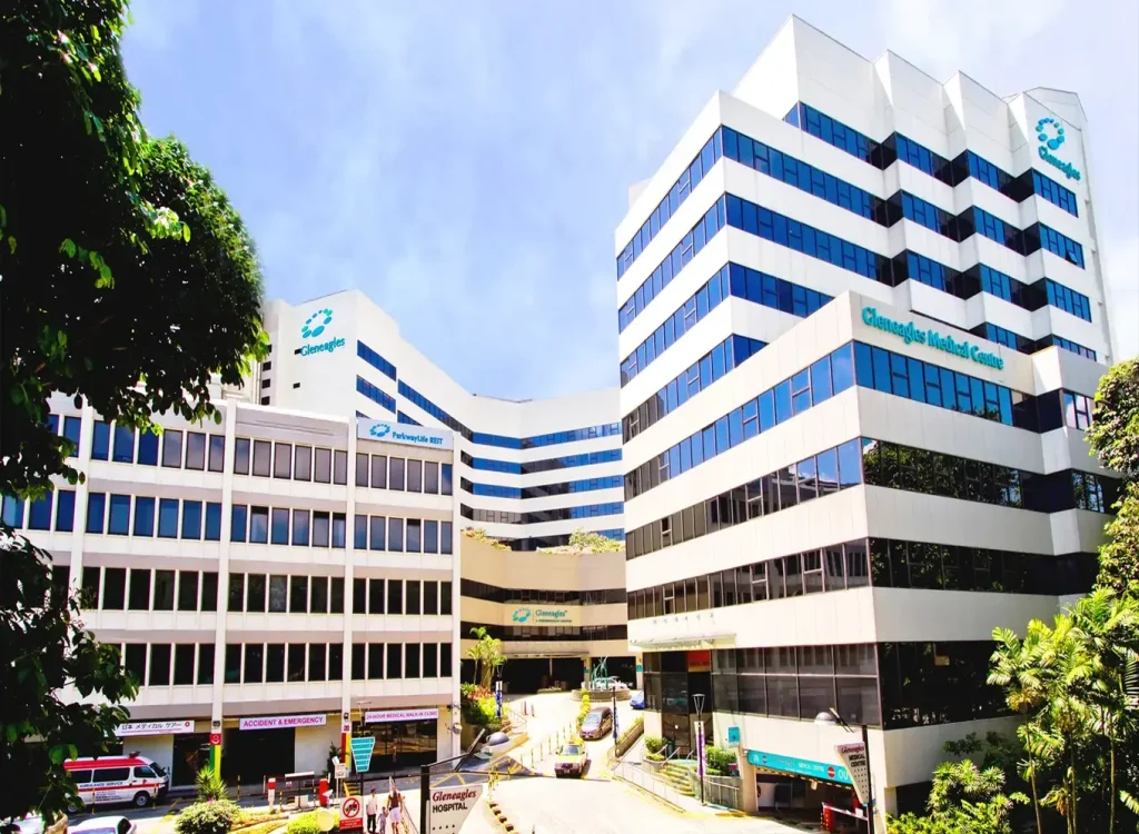 tampak depan gedung salah satu rumah sakit terkemuka di singapura, Rumah Sakit Gleneagles Singapore