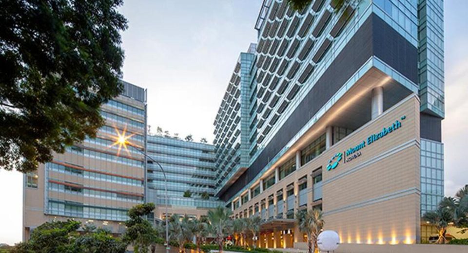 tampak depan gedung mount elizabeth novena hospital, rumah sakit terkemuka di singapura