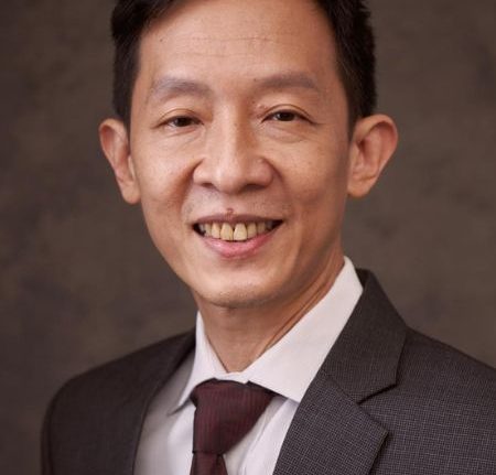 foto formal Dr. Johnathan Wee, dokter spesialis endodontik di Singapura