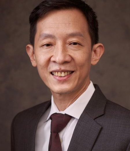 foto formal Dr. Johnathan Wee, dokter spesialis endodontik di Singapura