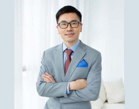 Dr. Kenneth Lee adalah Direktur Medis di Dr Plus Aesthetics Clinic sekaligus dokter kesehatan pria di Singapura