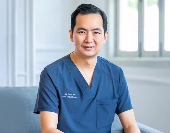 Dr. Lee Kuok Chung adalah dokter bedah kolorektal di Singapura