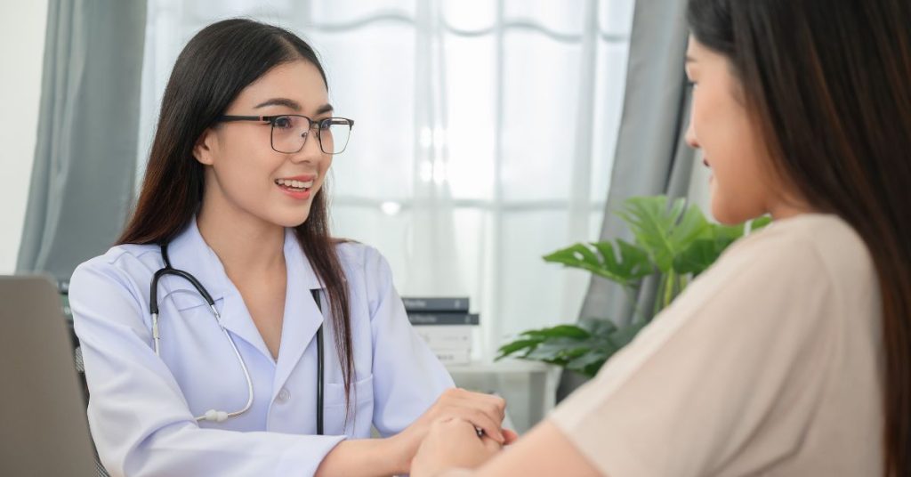 seorang pasien wanita sedang berkonsultasi dengan dokter spesialis ginekologi wanita