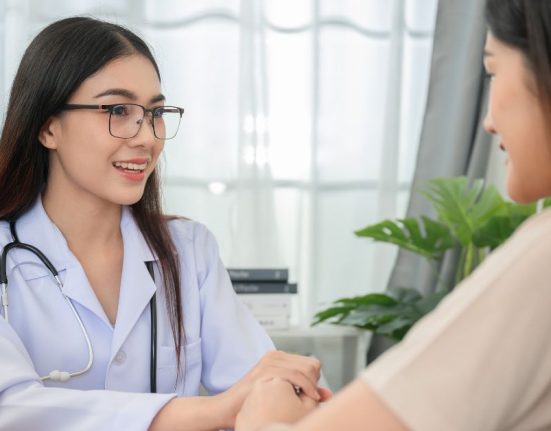 seorang pasien wanita sedang berkonsultasi dengan dokter spesialis ginekologi wanita