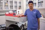 galeri foto Dr. David Goh, dokter spesialis mata di singapura saat bekerja